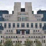 Blaise Metreweli a été nommée mi-juin pour devenir la première femme à diriger le Secret Intelligence Service. Ci-dessus son quartier général à Londres. KEYSTONE/AP/Lennart Preiss